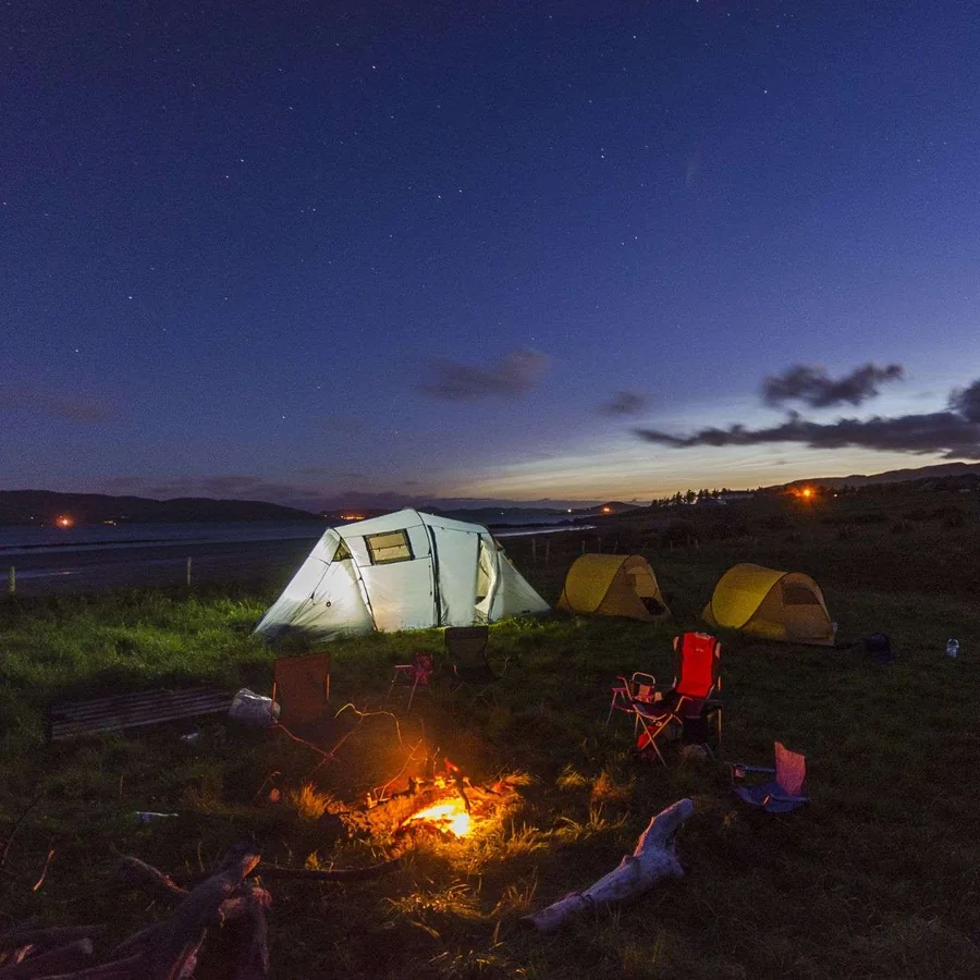 Campement à la tombée de la nuit